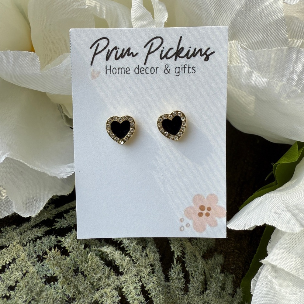 ⭐️ 2/$20 earring sets ⭐️ Heart-Shaped Black Stud Earrings